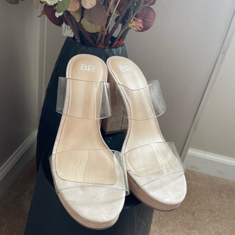 These shoes have been very lightly worn. They are a size 7.